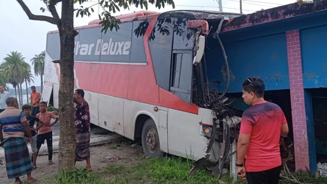 নারীকে চাকায় পিষ্ট করে এতিমখনায় ঢুকে গেল বাস
