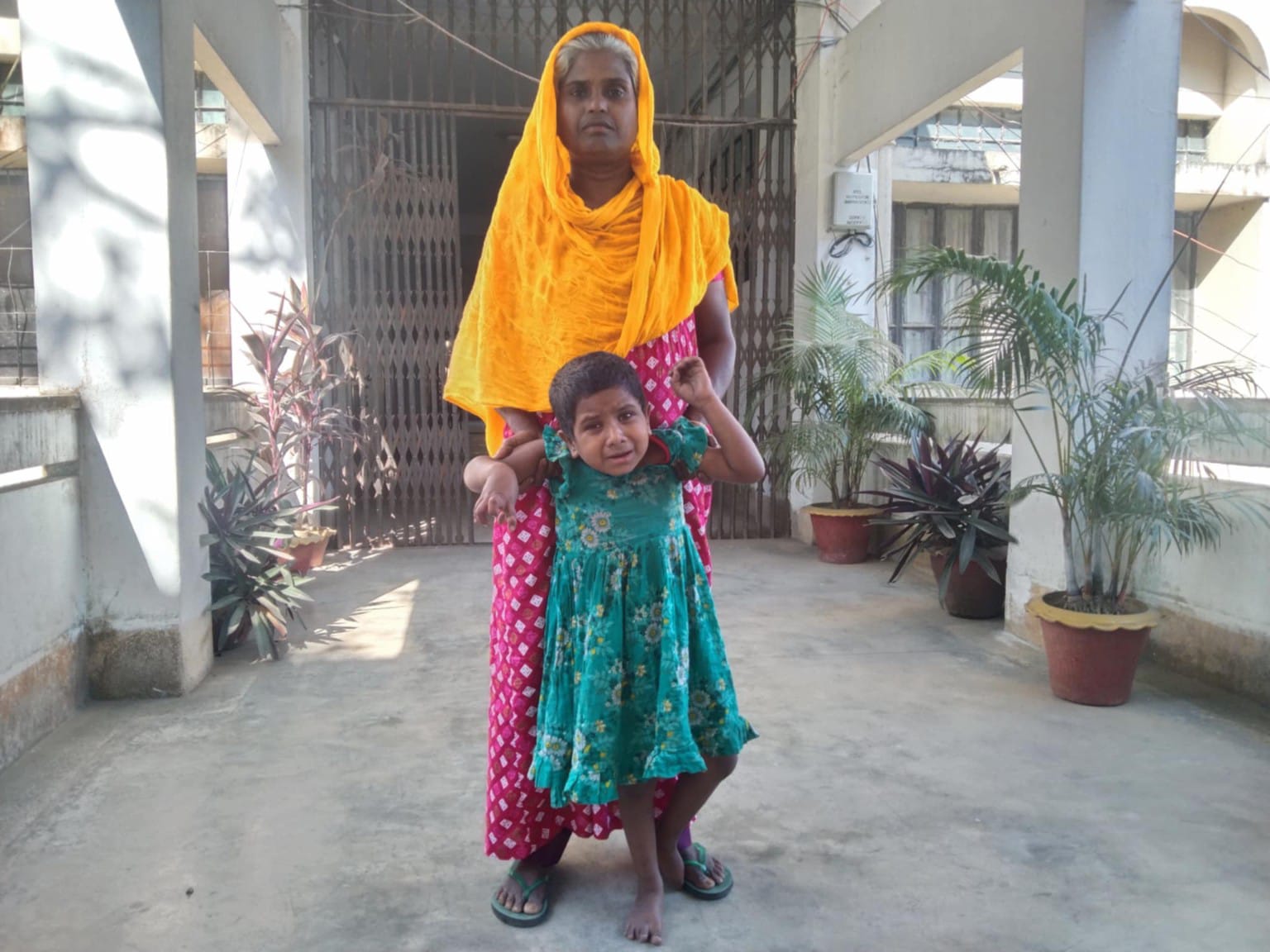 প্রতিবন্ধি নাতনিকে পায়ে দড়ি বেঁধে কাজে যান আমিনা, চান একটুখানি সহায়তা